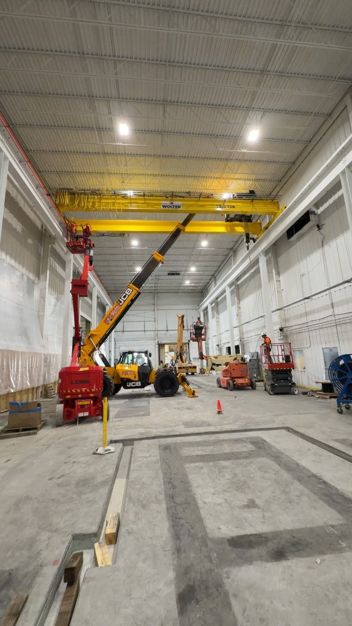 A mobile crane and elevated work platforms inside the 38.5-ton crane installation area.