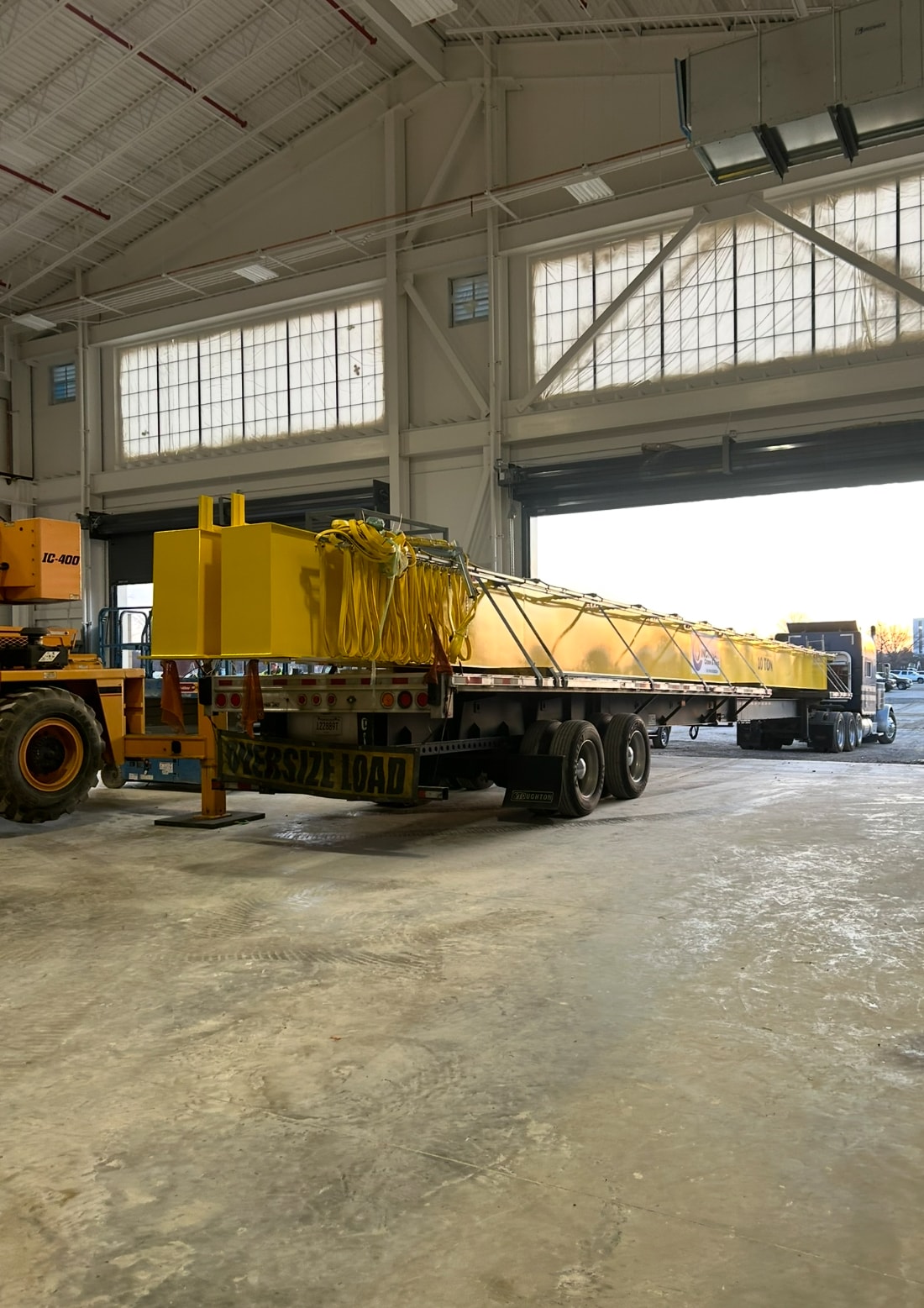 Delivery: the 10-ton crane bridge arrives on a flatbed at the Michigan installation site.